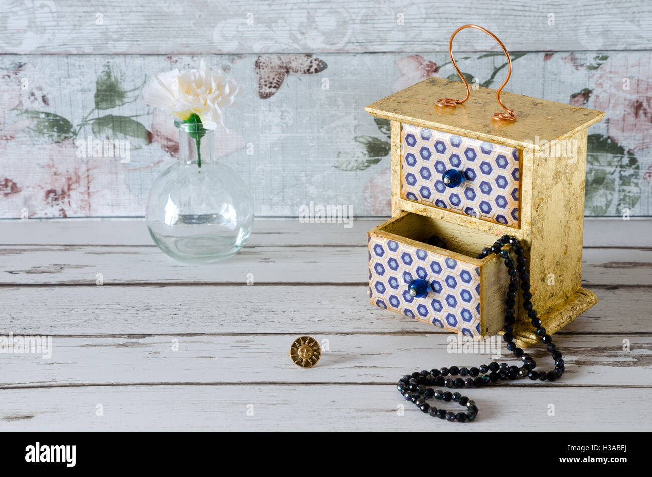 Una gioielli fatti a mano scatola dorata con foglia oro Foto Stock