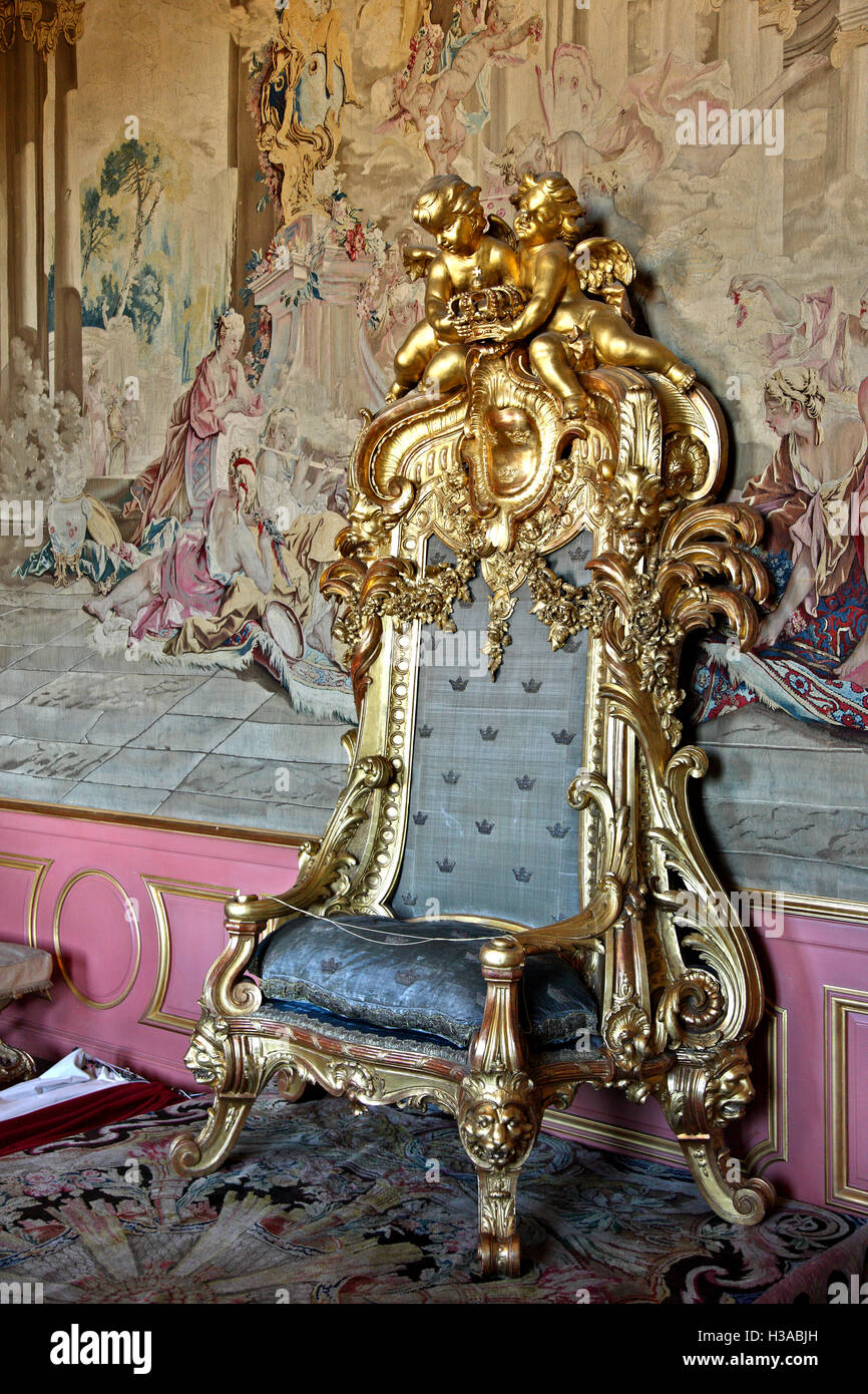 Trono nel Palazzo Reale (Kungliga Slottet), in Gamla Stan (la città vecchia), Stoccolma, Svezia. Foto Stock