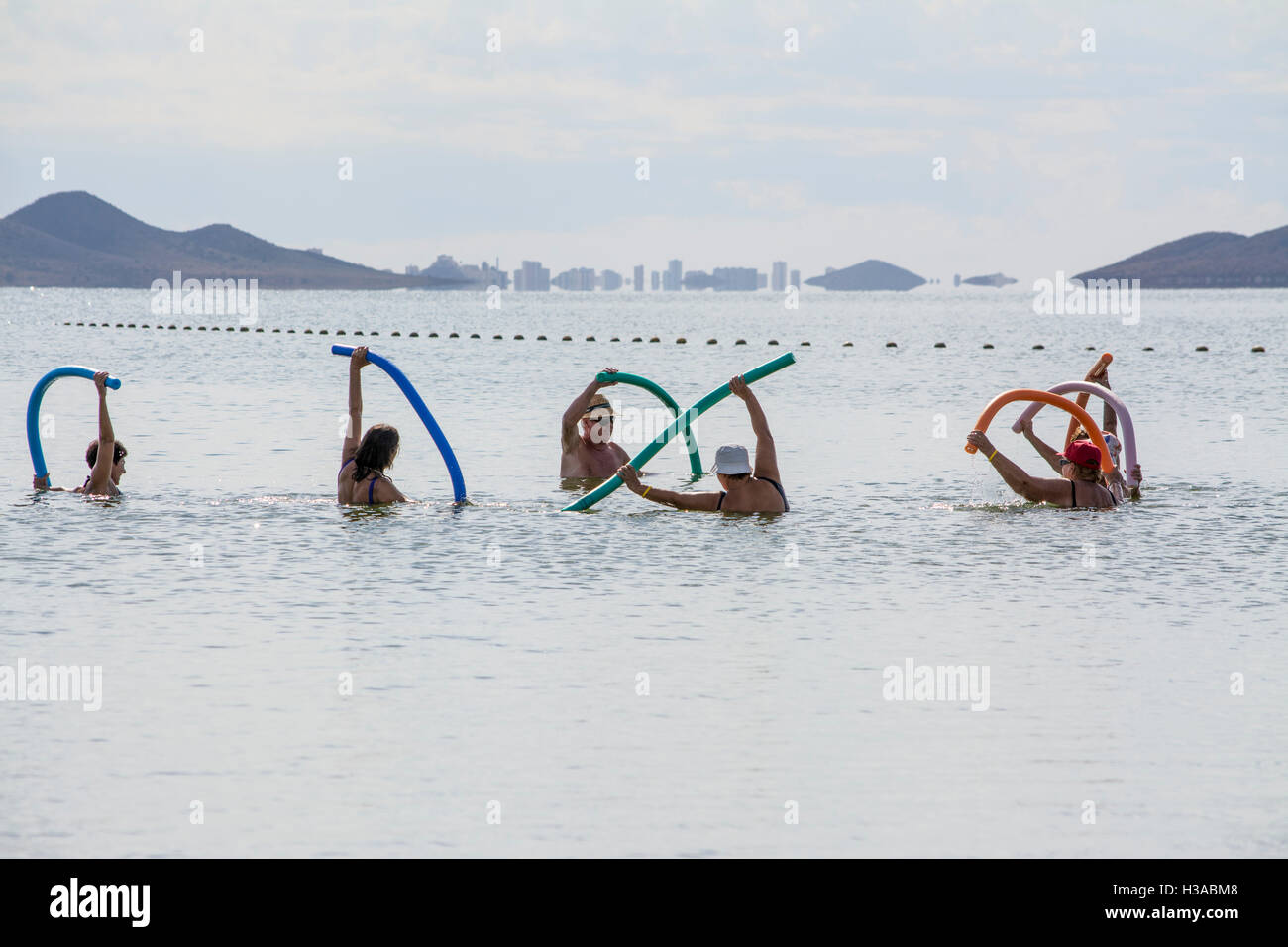 Esercizio nel Mar Menor a Los Alcazares spiaggia nella regione di Murcia, Costa Calida, Spagna Foto Stock