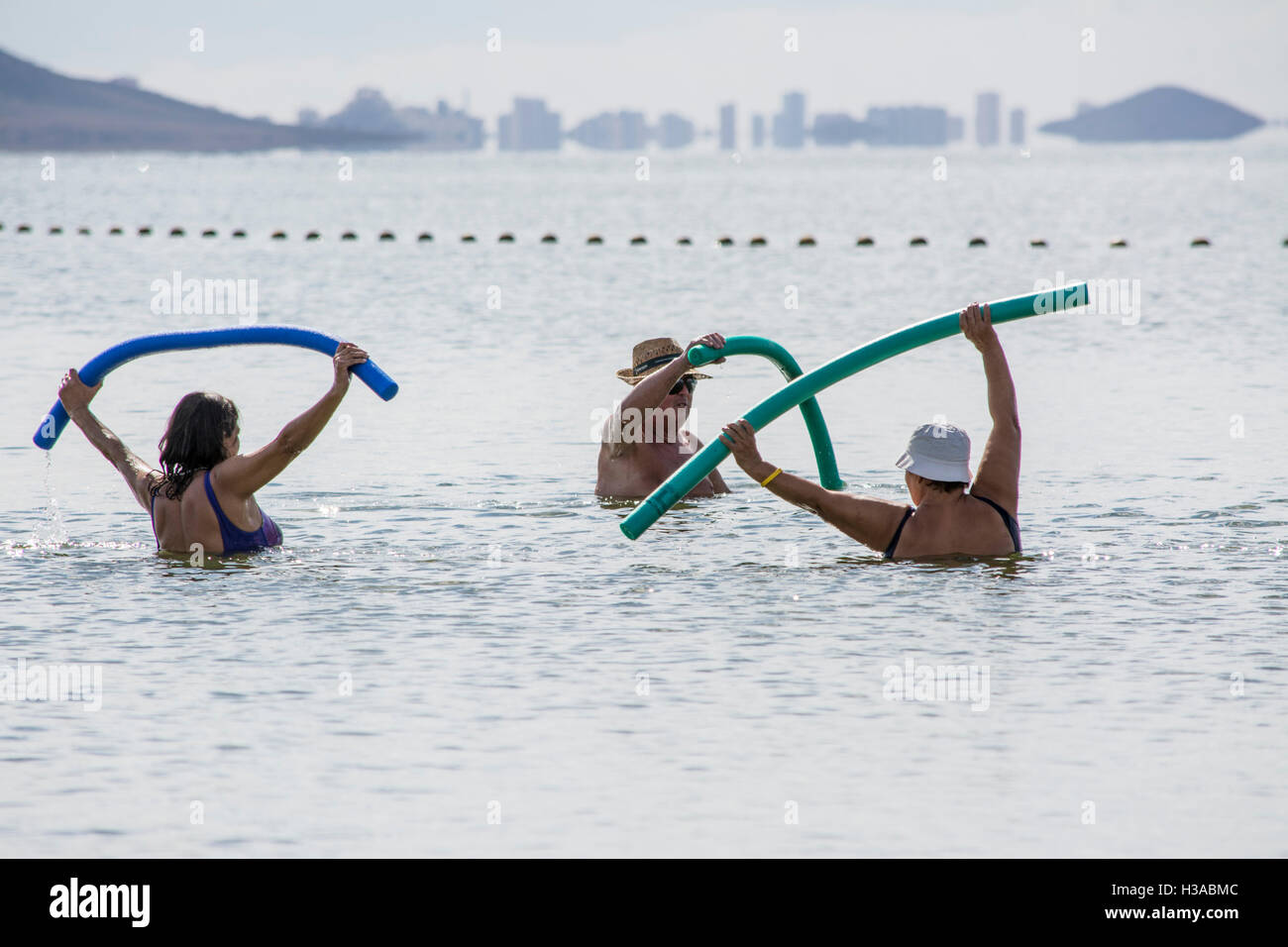 Esercizio nel Mar Menor a Los Alcazares spiaggia nella regione di Murcia, Costa Calida, Spagna Foto Stock