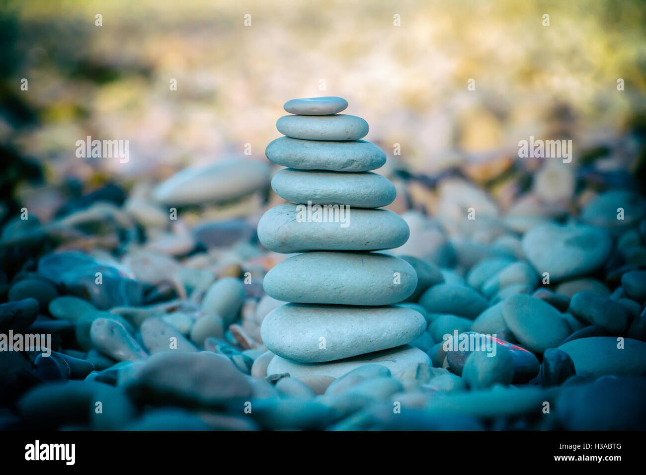 Zen Stone sulla spiaggia per una perfetta meditazione Foto Stock