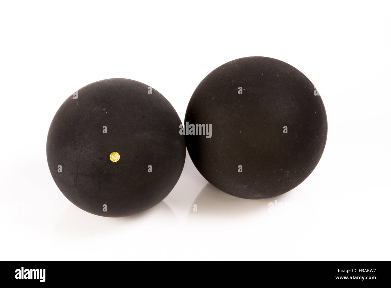 Coppia di gomma palle da squash isolato su sfondo bianco con punto giallo Foto Stock
