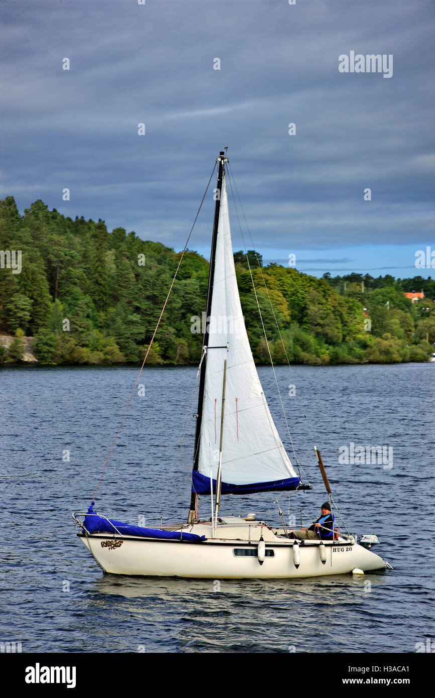 Lonely Man a vela nel lago Malaren, molto vicino a Stoccolma, Svezia. Foto Stock
