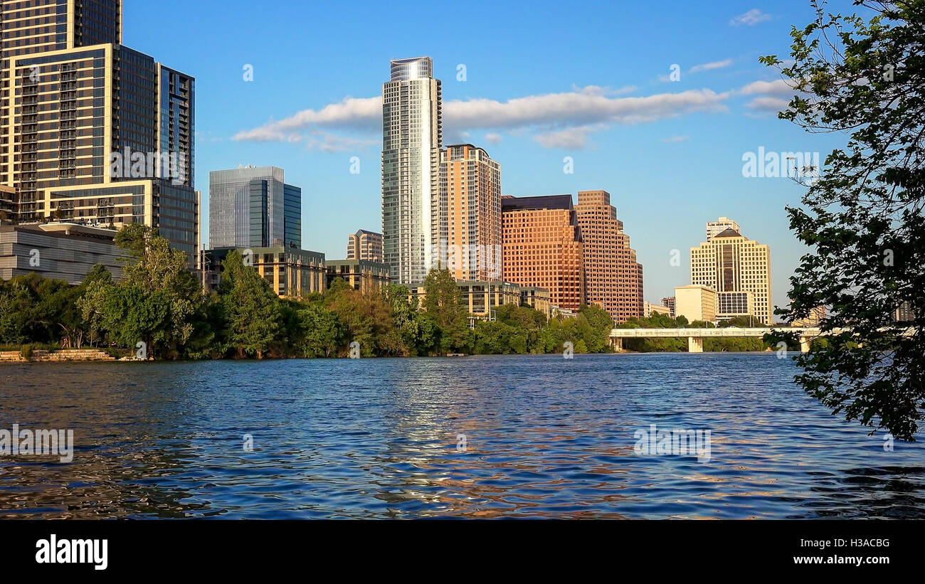 Il centro di Austin, Texas cityscape con il Fiume Colorado in primo piano Foto Stock