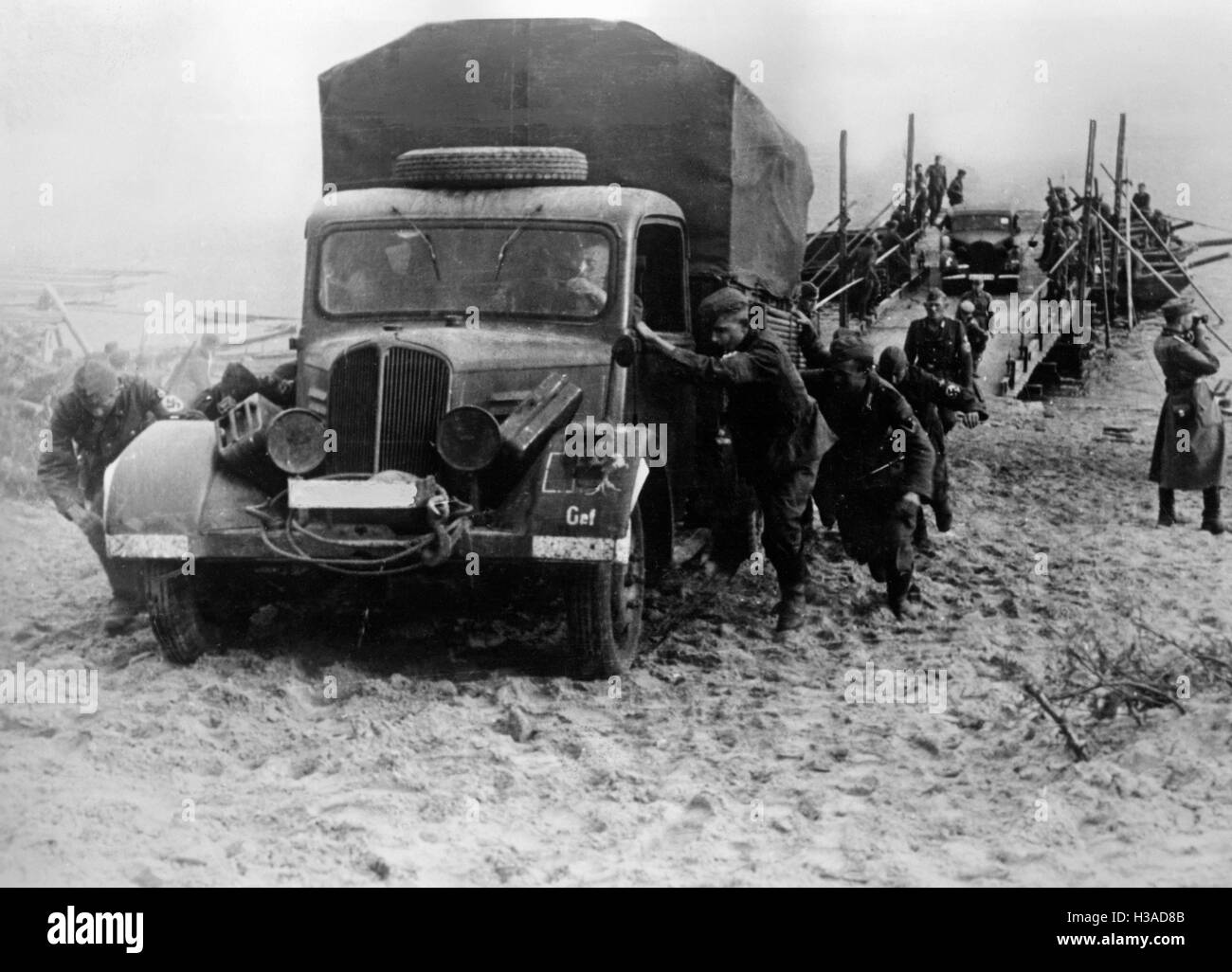 Truppe tedesche attraversano il Dnieper, 1941 Foto Stock Truppe tedesche attraversano il Dnieper, 1941 Foto Stock