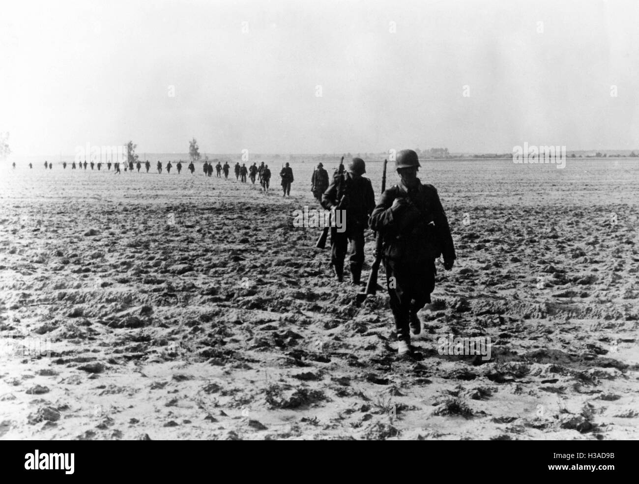 Il tedesco di fanti avanzando al Dnieper, 1941 Foto Stock Il tedesco di fanti avanzando al Dnieper, 1941 Foto Stock