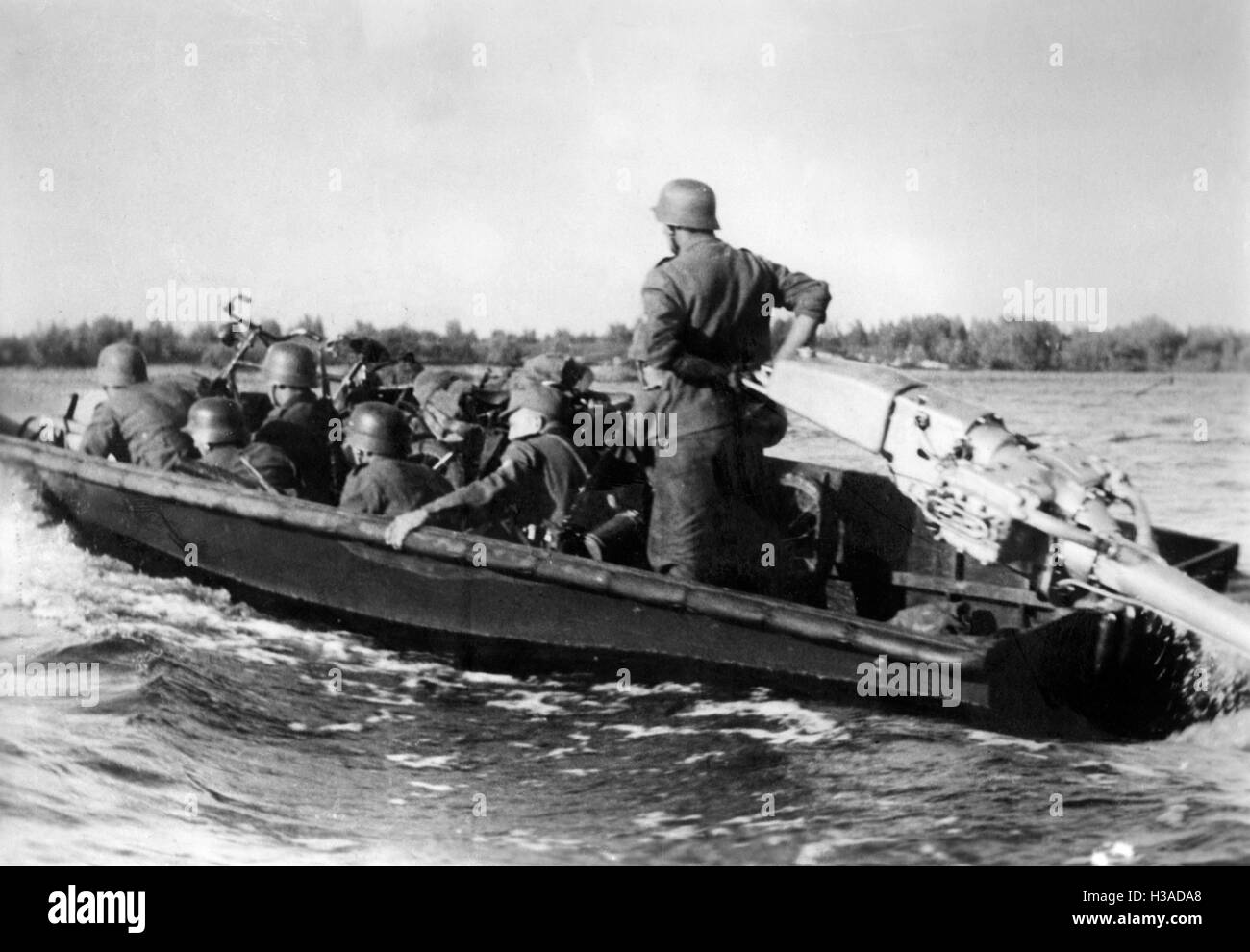 Assalto tedesco battello attraversa il fiume Dnieper, 1941 Foto Stock