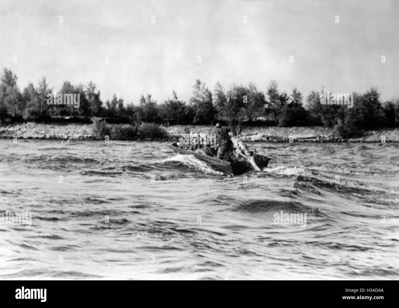 Assalto tedesco battello attraversa il fiume Dnieper, 1941 Foto Stock