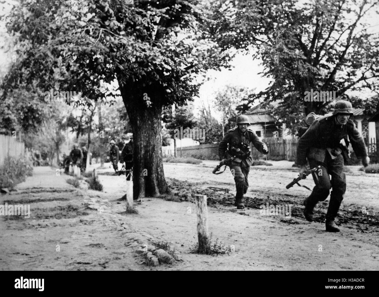 La fanteria tedesca in guerriglia urbana sul Fronte Orientale, 1941 Foto Stock