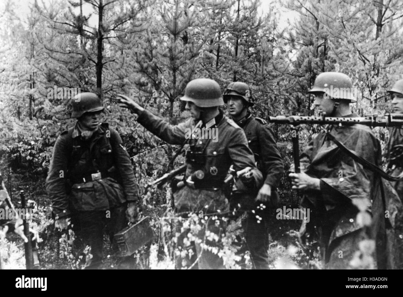 Tedesco leader plotone dà istruzioni sul Fronte Orientale, 1941 Foto Stock