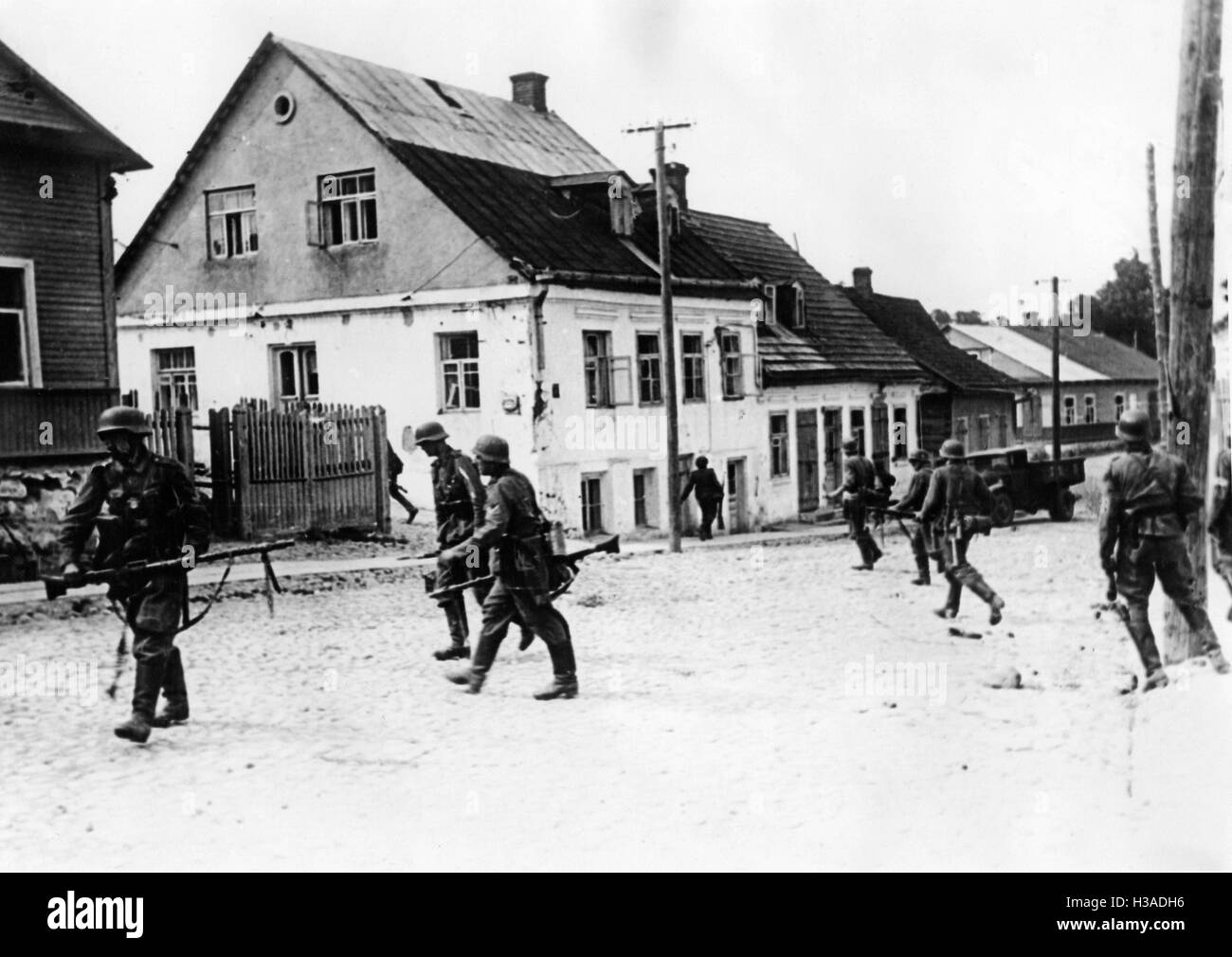 Tedesco truppa d'assalto cancella un villaggio sul Fronte Orientale, 1941 Foto Stock