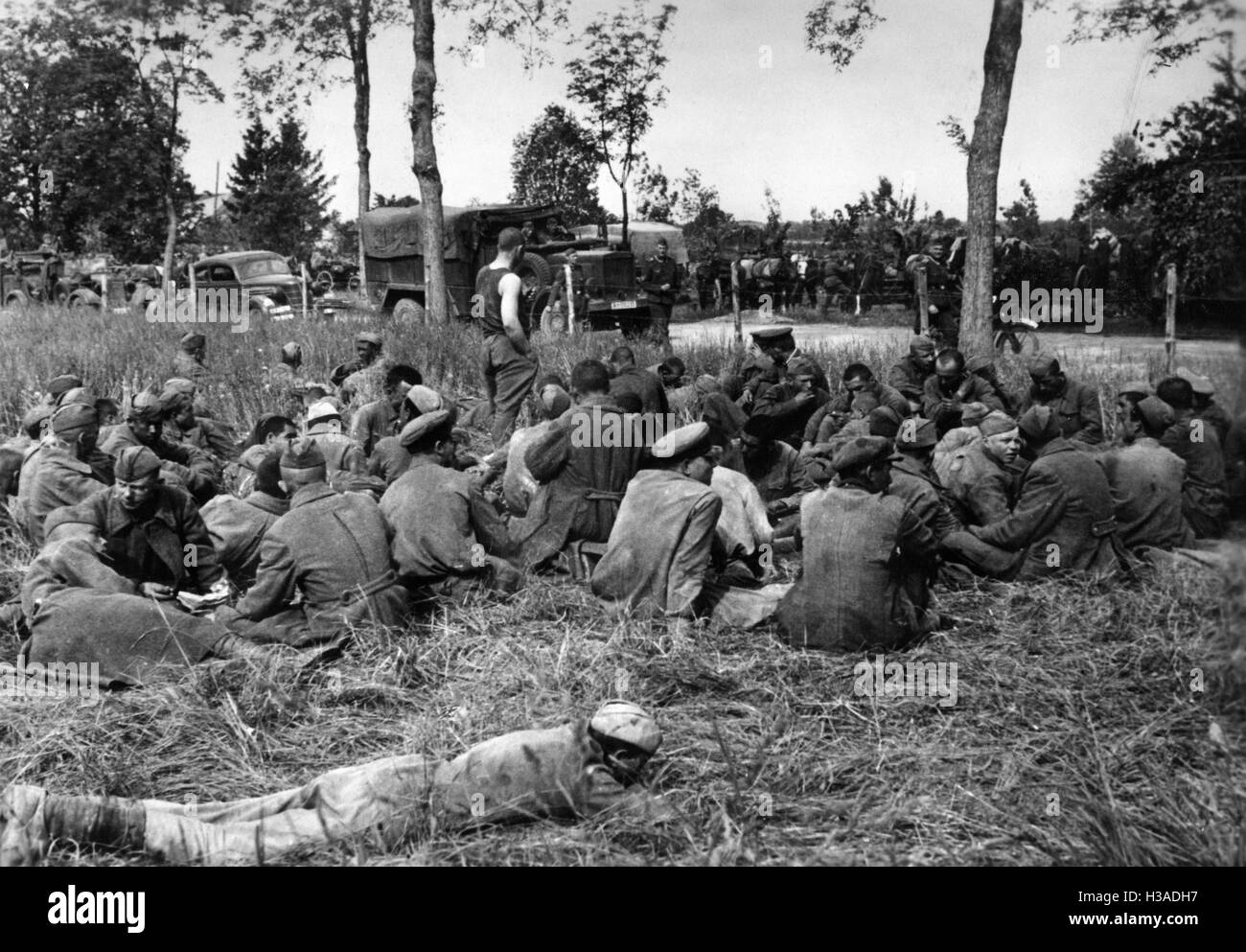 Captive rosso soldati dell esercito in un accampamento di transito, 1941 Foto Stock