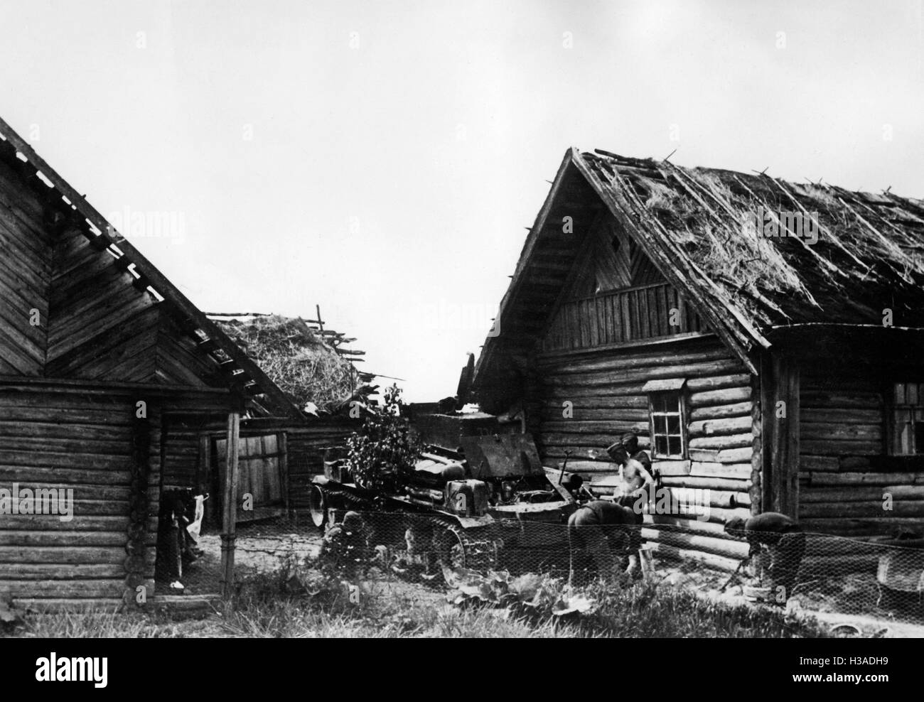 Tedesco serbatoio in un villaggio sul Fronte Orientale, 1941 Foto Stock
