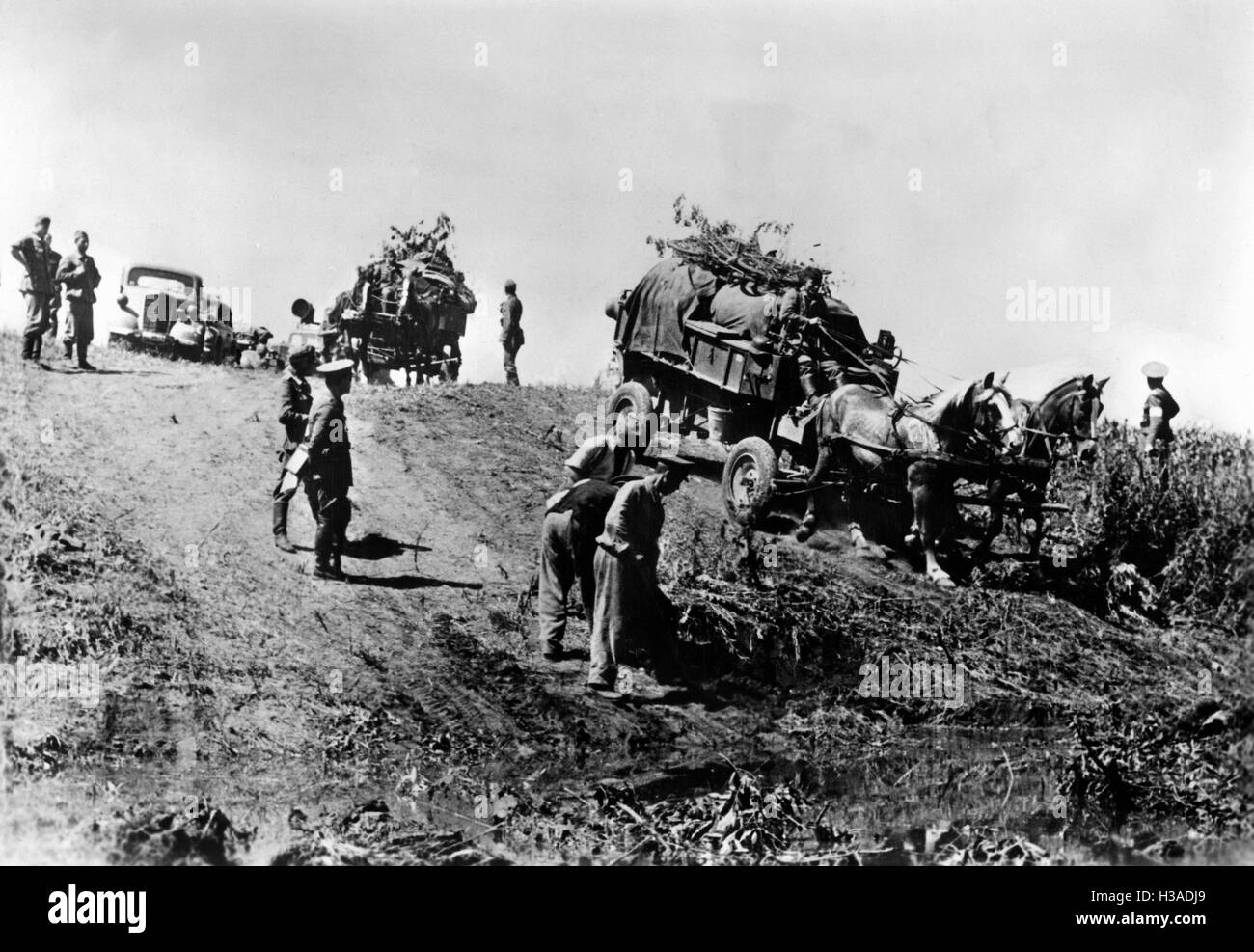 Tedesco e truppe rumene passate attraverso la Bessarabia, 1941 Foto Stock