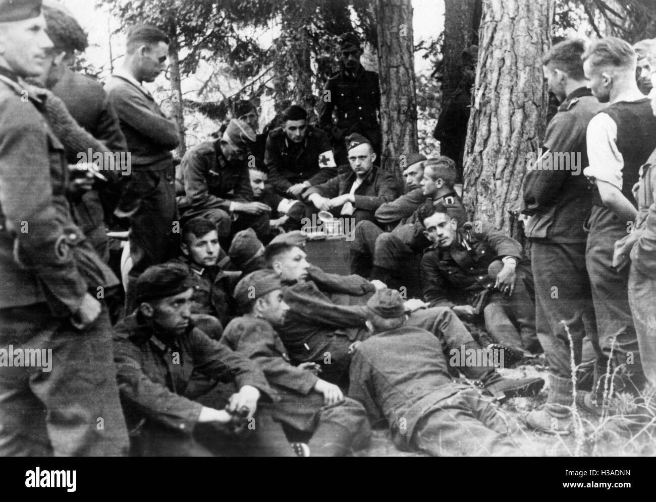 I soldati tedeschi per ascoltare un messaggio radio sul Fronte Orientale, 1941 Foto Stock