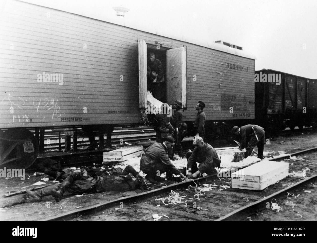 I soldati tedeschi scaricare una conquista treno sovietica sul Fronte Orientale, 1941 Foto Stock