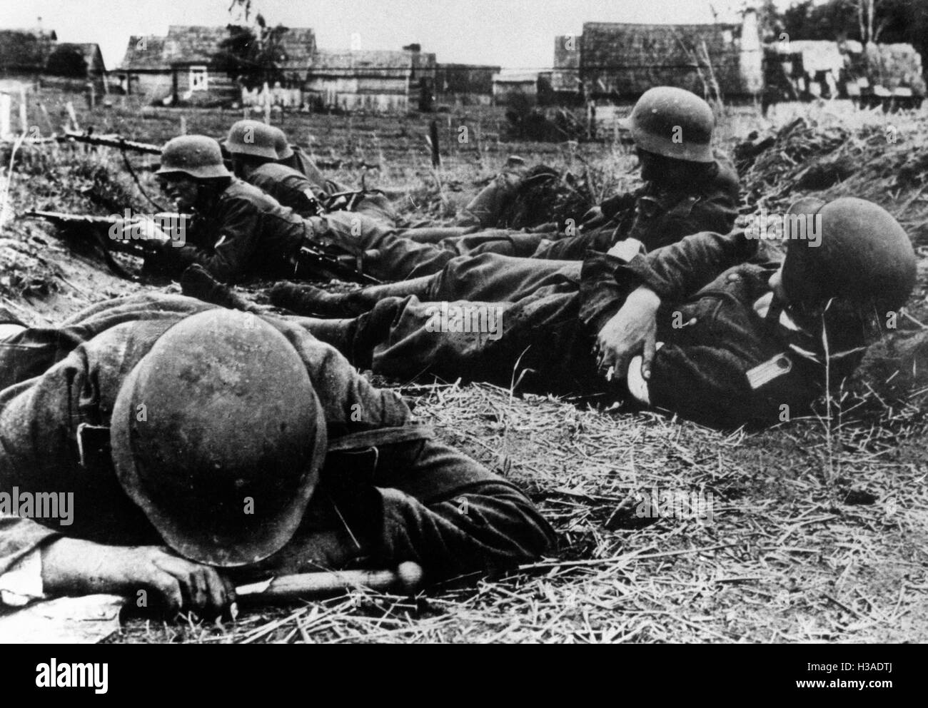 Tedesco anticipo distacco sotto il fuoco sul Fronte Orientale, 1941 Foto Stock