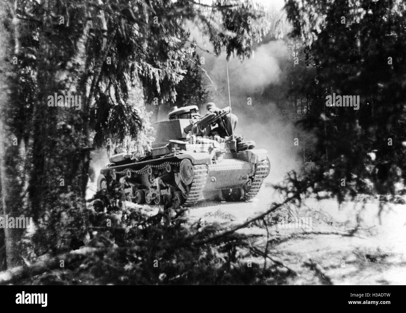 Tedesco serbatoio attraversa un bosco sul Fronte Orientale, 1941 Foto Stock