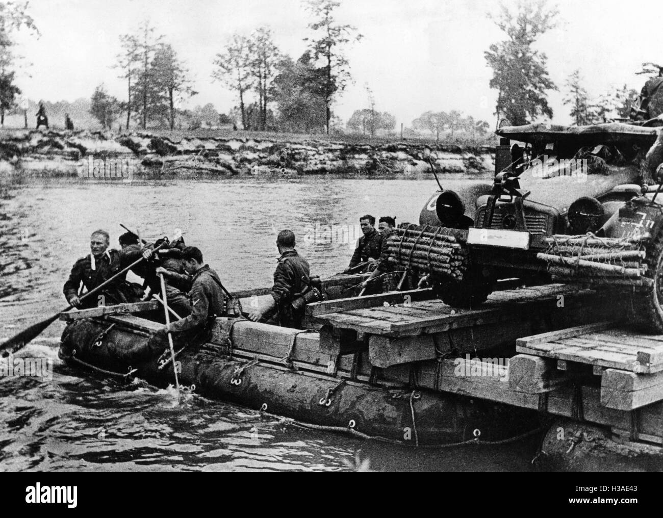 Truppe tedesche attraversare un fiume di confine, 1941 Foto Stock