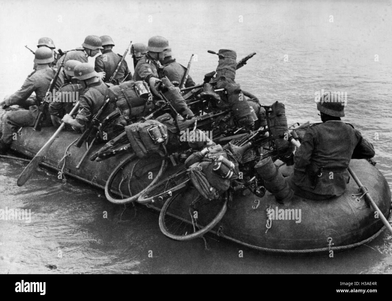 La fanteria tedesca che attraversa un fiume di confine sul Fronte Orientale, 1941 Foto Stock La fanteria tedesca che attraversa un fiume di confine sul Fronte Orientale, 1941 Foto Stock