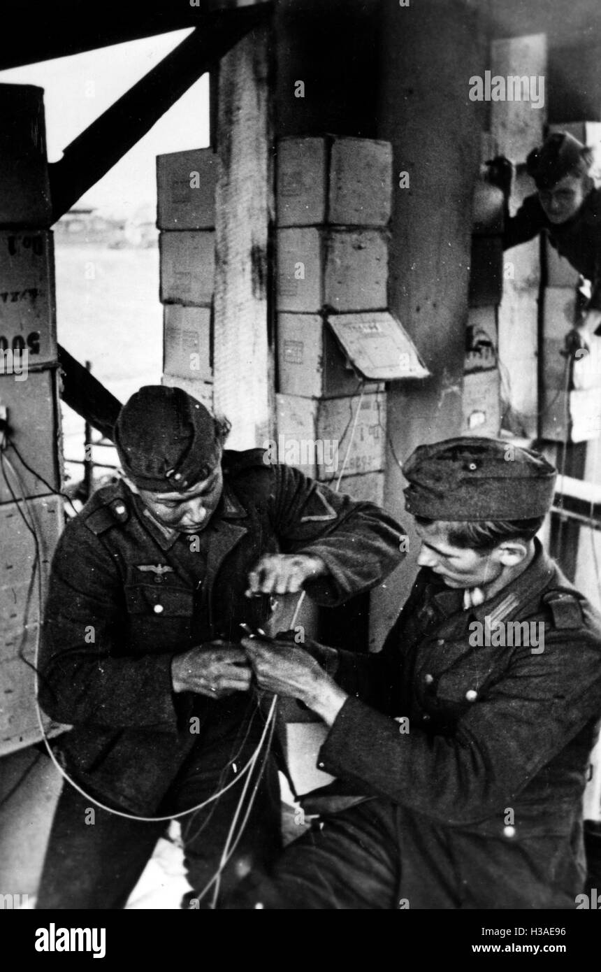 La squadra di demolizione della Wehrmacht durante il ritiro sul Fronte Orientale, 1943 Foto Stock