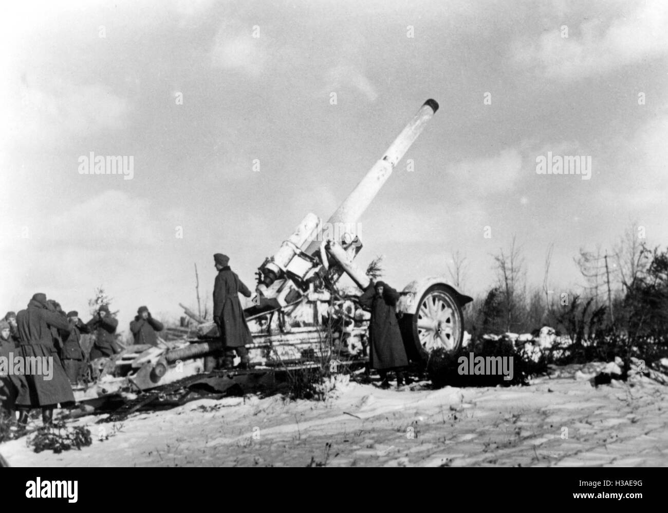 Artiglieria tedesca copre il movimento di ritiro sul Fronte Orientale, 1943 Foto Stock