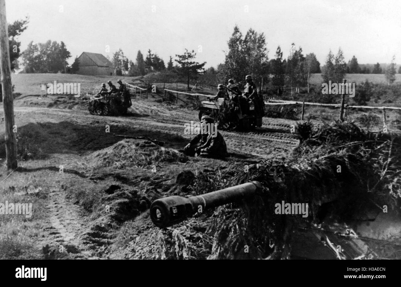 Soldati a mezza via in moto sul Fronte Orientale, 1944 Foto Stock