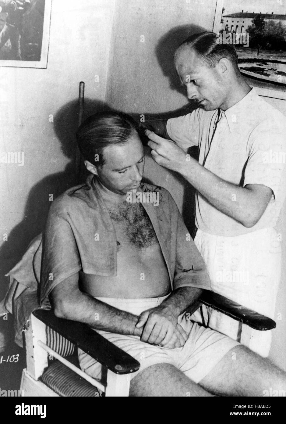 Barbiere tedesco in un carcere canadese camp, 1940 Foto Stock