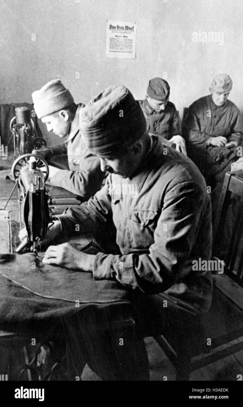 I soldati tedeschi lavorando in russo in cattività, 1943 Foto Stock