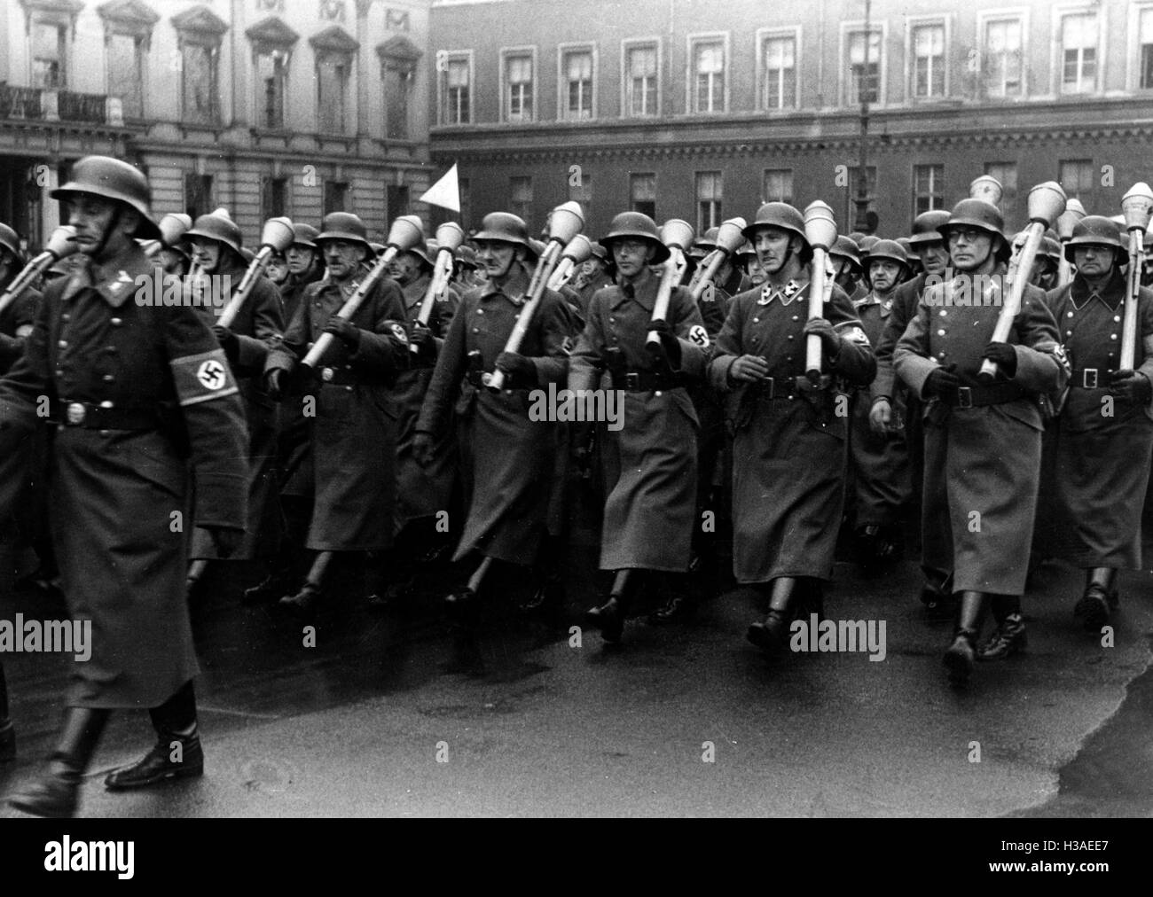 Il Volkssturm del NSKK marciando attraverso Berlino, 1944 Foto Stock