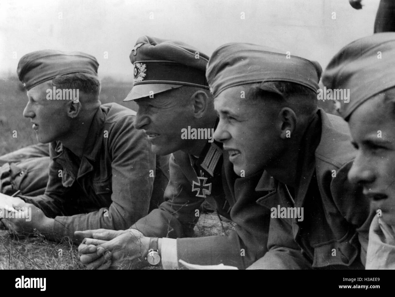 Croce di Cavaliere vettori visitando un campo di addestramento militare della Gioventù Hitleriana in Berlino, 1942 Foto Stock