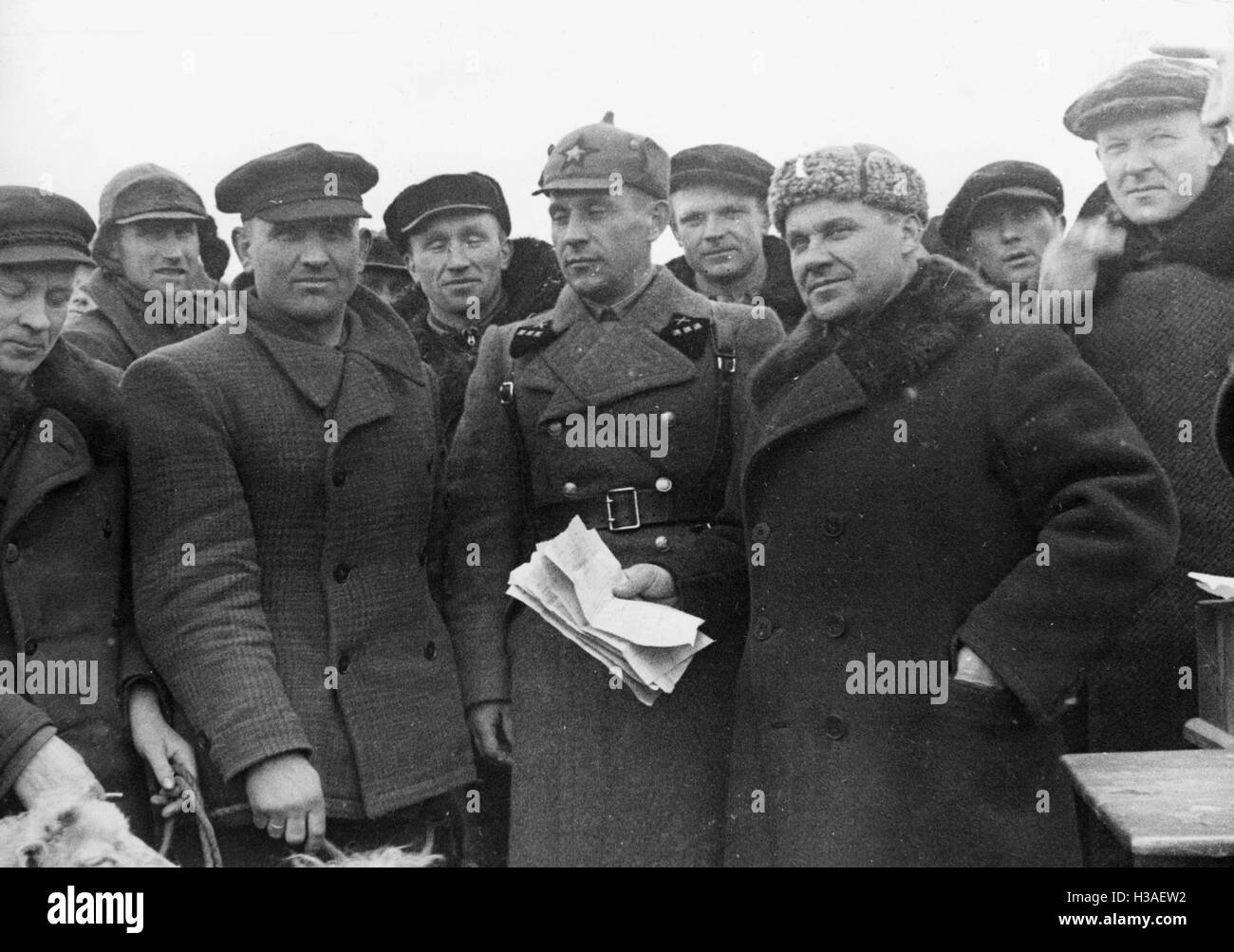 Intelligenza sovietica officer presso il reinsediamento di Lituania tedeschi, 1941 Foto Stock