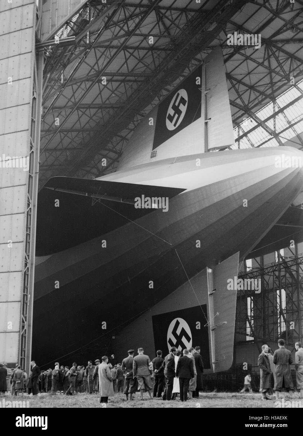 "Zeppelin LZ 129 ''Hindenburg'' lascia la hall, 1936' Foto Stock