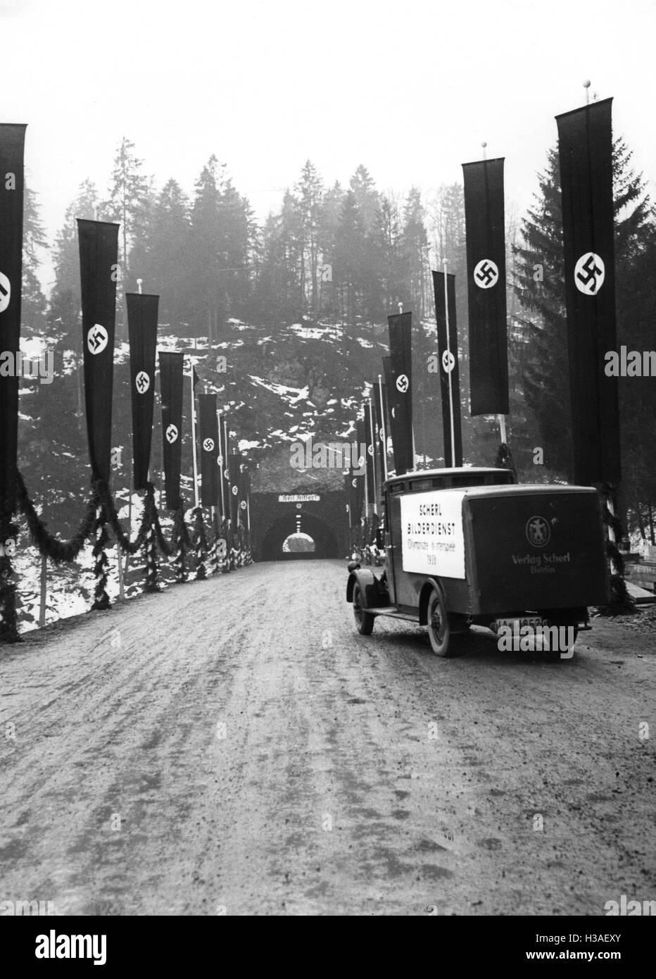 Bandiere con la svastica prima della città olimpica di Garmisch-Partenkirchen, 1936 Foto Stock
