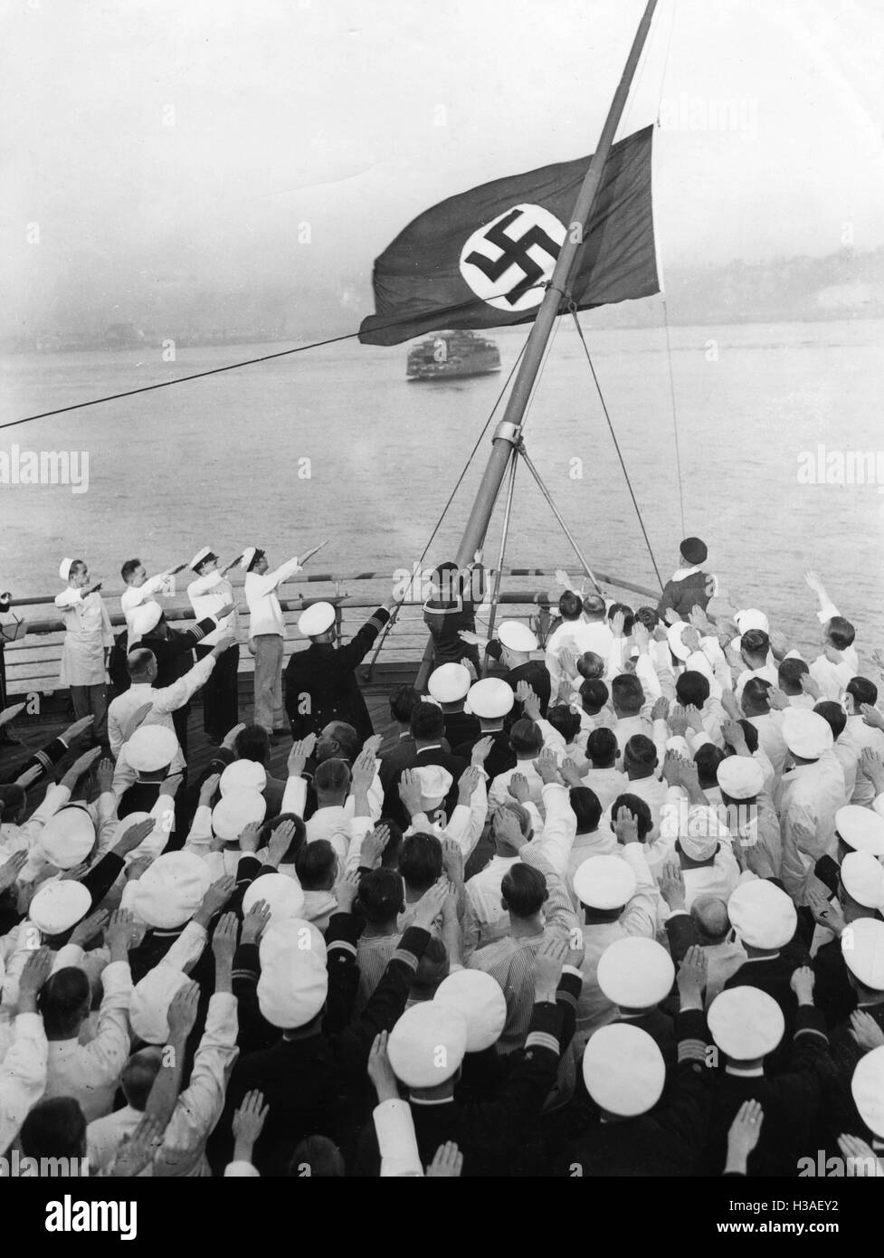 "Bandiere nazionali di cambiamento su ''Bremen" in New York, 1935" Foto Stock