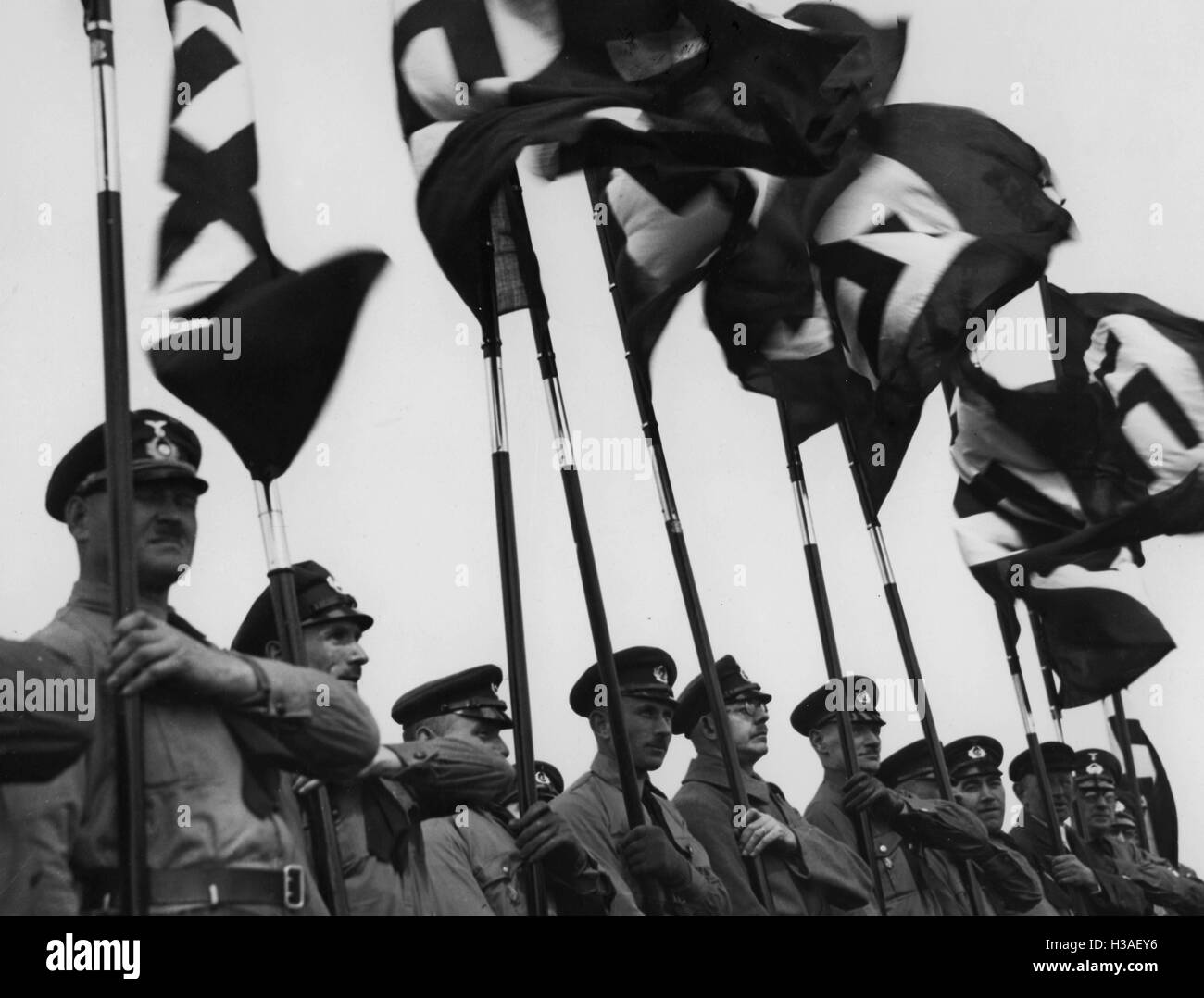 I soldati della Wehrmacht con svastiche Foto Stock