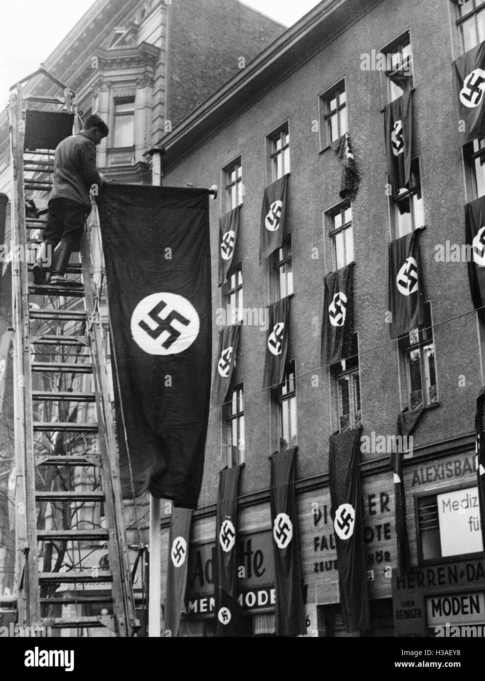 Strada con bandiere con la svastica in Berlino, 1938 Foto Stock