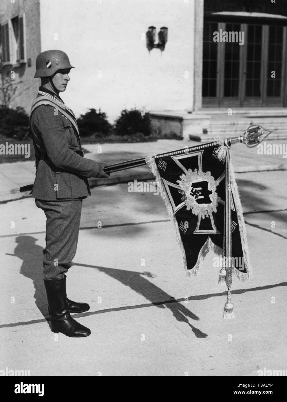 'Soldier con standard di ''Fuehrer-Begleitbataillon'', 1939' Foto Stock