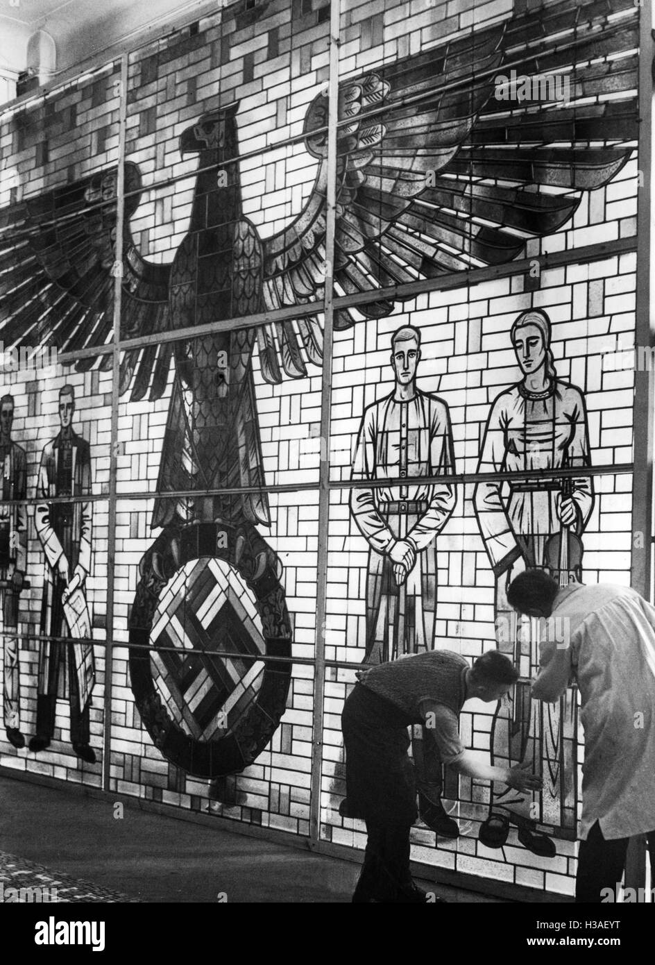 Finestra in vetro con nazista simbolismo per l'Esposizione Mondiale di Parigi del Berlino, 1937 Foto Stock