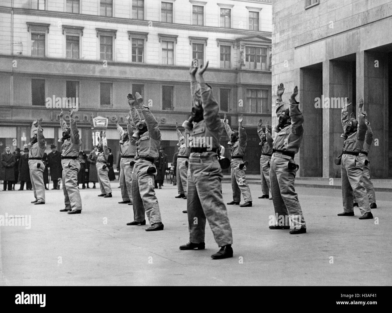 Calisthenics in maschera a gas, 1937 Foto Stock