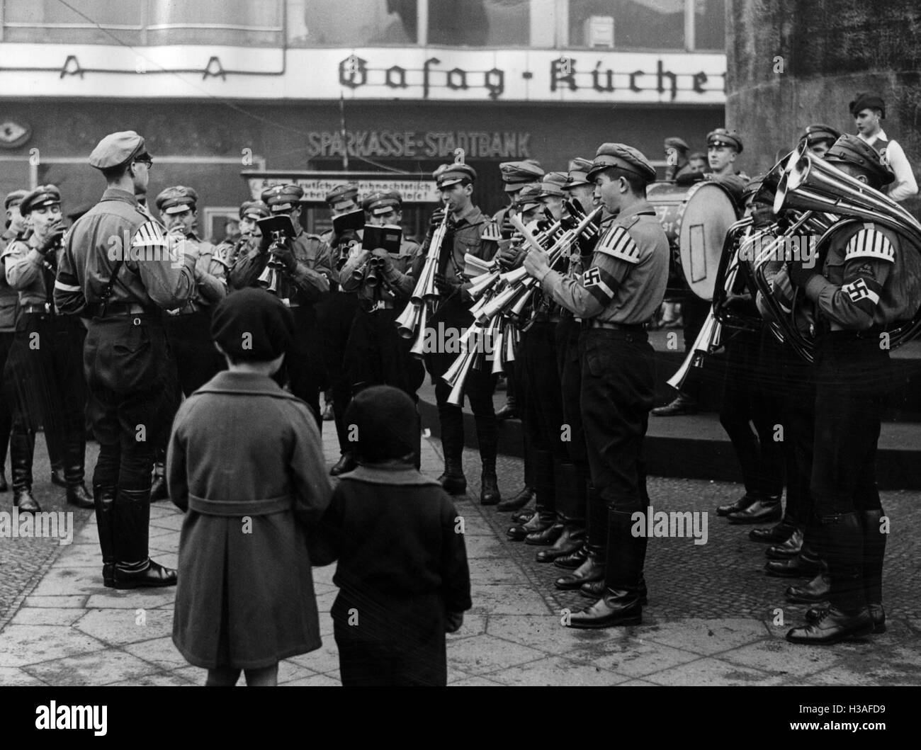 Hitler giovani soci la raccolta di fondi per l'inverno di rilievo sul berlinese di Alexanderplatz, 1937 Foto Stock