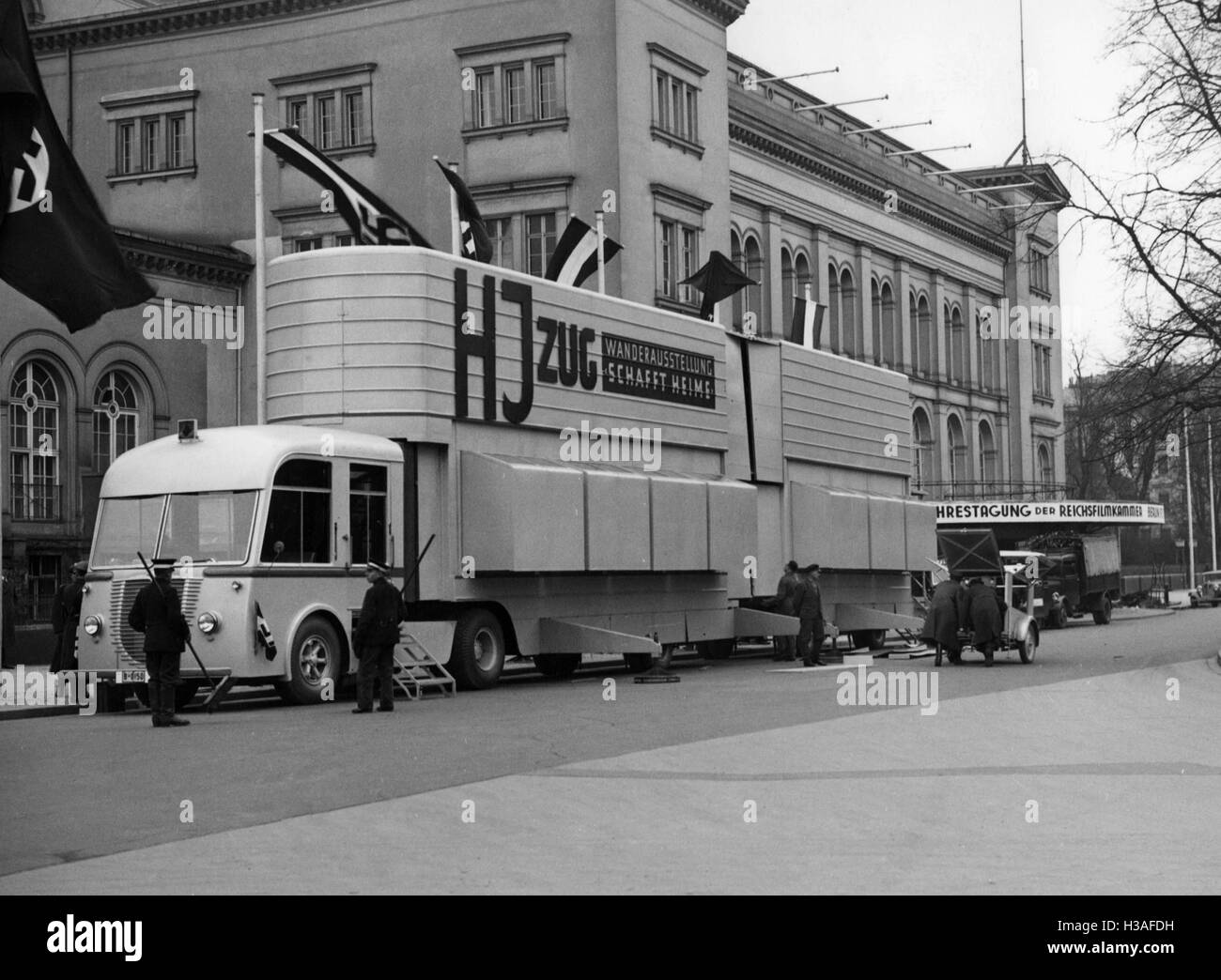 Gioventù Hitleriana veicolo di propaganda prima della Kroll Opera in Berlino, 1938 Foto Stock