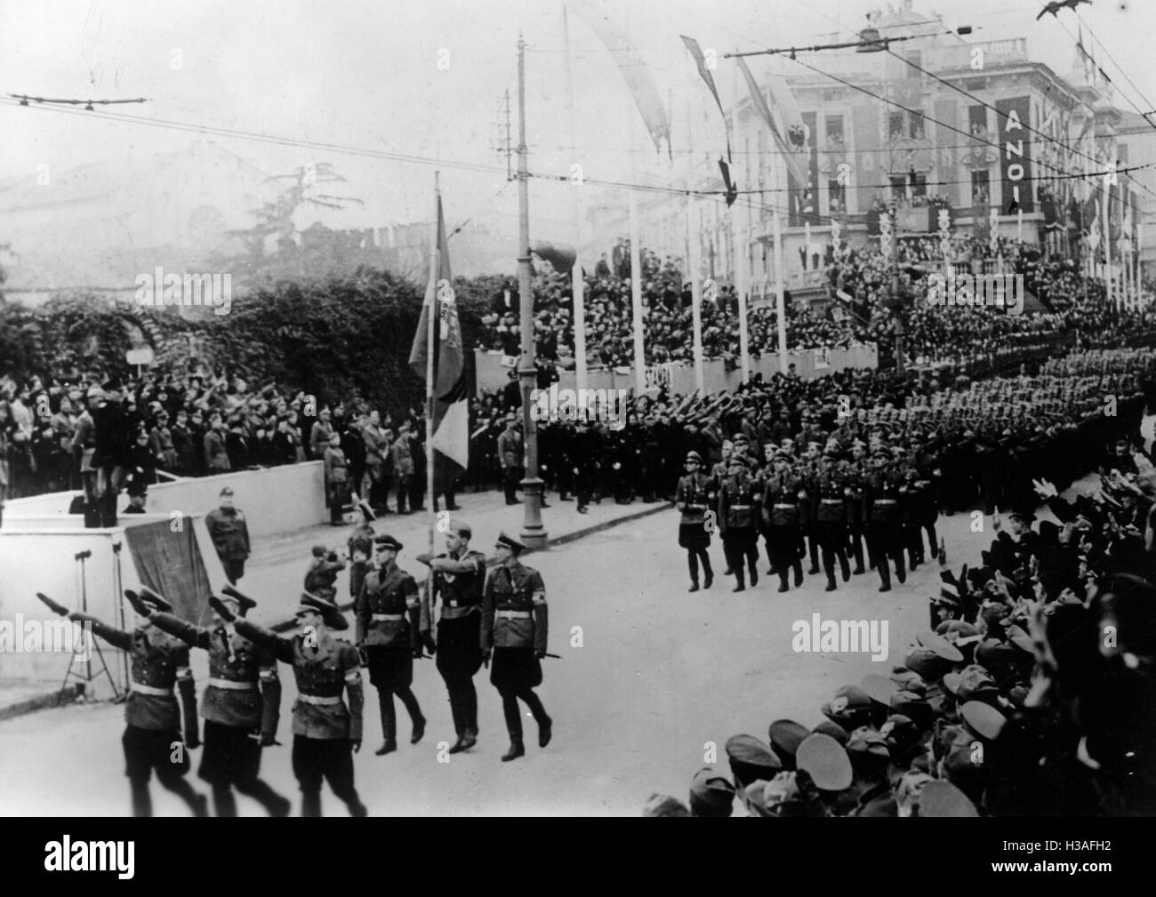 Benito Mussolini a una sfilata di gioventù fascista organizzazioni a Padova, 1940 Foto Stock