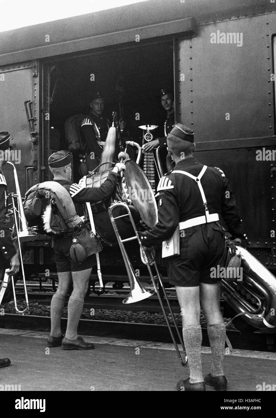 I musicisti della Gioventù Hitleriana prima di un viaggio in Italia a Anhalter Bahnhof di Berlino, 1937 Foto Stock