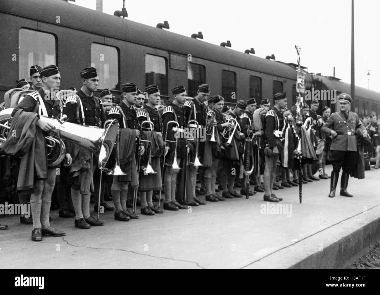 I musicisti della Gioventù Hitleriana prima di un viaggio in Italia a Anhalter Bahnhof di Berlino, 1937 Foto Stock