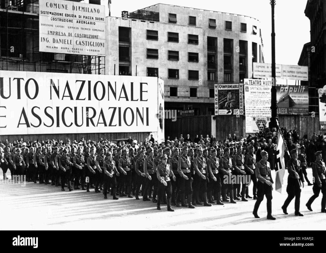 Hitler il gruppo giovanile a Milano, 1941 Foto Stock Hitler il gruppo giovanile a Milano, 1941 Foto Stock