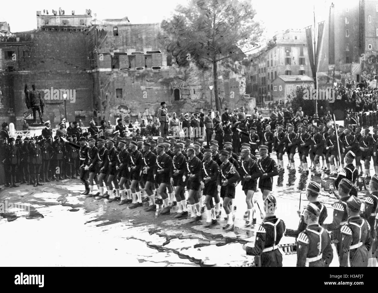 Sfilata con Hitler giovani soci prima di Benito Mussolini a Roma, 1937 Foto Stock