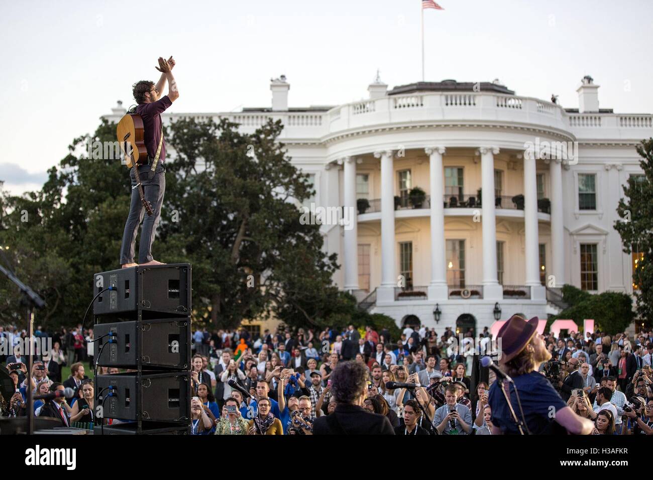 Wesley Schultz della banda Lumineers sorge su una pila di casse che svolgono durante il Sud da South Lawn festival sul prato Sud della Casa Bianca il 3 ottobre 2016 a Washington, DC. L'evento è ispirato al South by Southwest festival e include arti, film, intrattenimento e tecnologia. Foto Stock