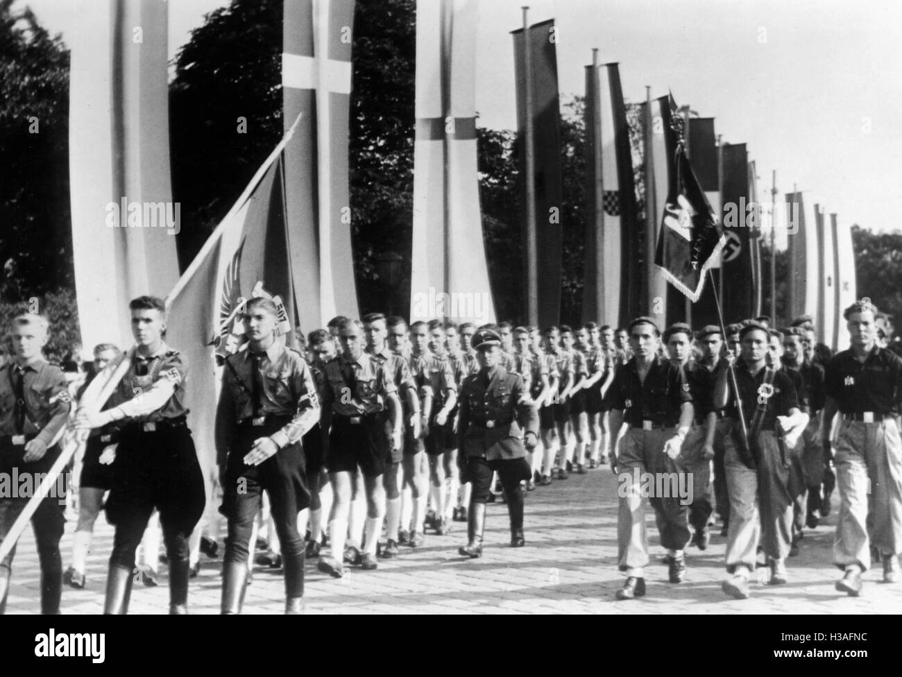 Gioventù Hitleriana marzo con lo spagnolo organizzazione per la gioventù a Vienna, 1942 Foto Stock