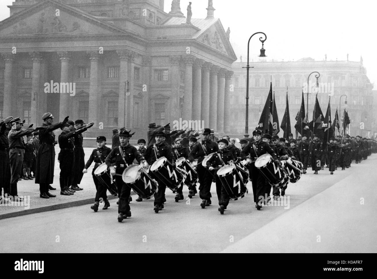 Membri della Jungvolk marzo sulla Gendarmenmarkt, 1937 Foto Stock